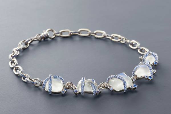 ポメラート“ジュエリーの世界”を楽しむ展覧会が原宿で、イタリア・ミラノ発のデザインを紹介