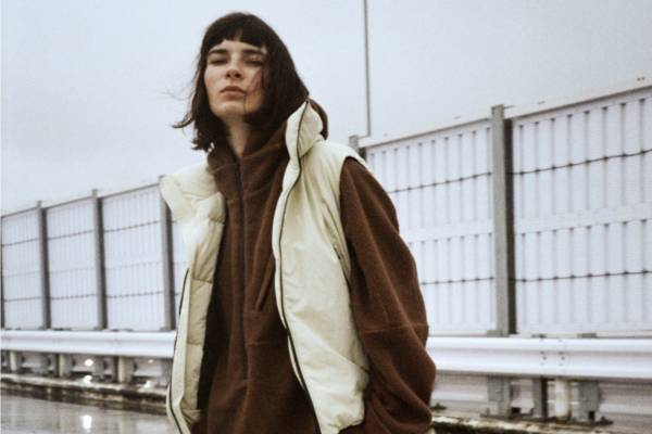 キート×ワイルドシングス、ストラップ付防水ダウンベスト＆高機能フリースセットアップ