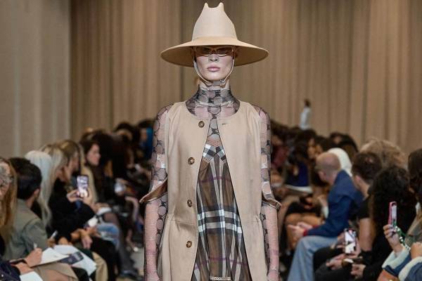 バーバリー 2023年春夏コレクション - 英国のビーチを着想源に