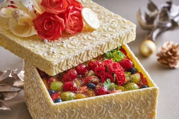 グランドプリンスホテル新高輪のクリスマスケーキ2022、“全て食べられる”バラのボックス型ケーキ