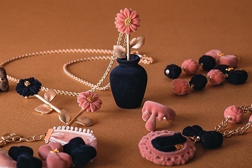 Q-pot. 秋冬新作アクセサリー、“浮き出る黒ネコ”絵画やテディベア＆リボンのネックレスなど