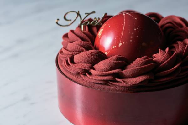 オークラ東京2022年クリスマスケーキ、カカオムース×ココアビスキュイの“真っ赤な”チョコケーキ