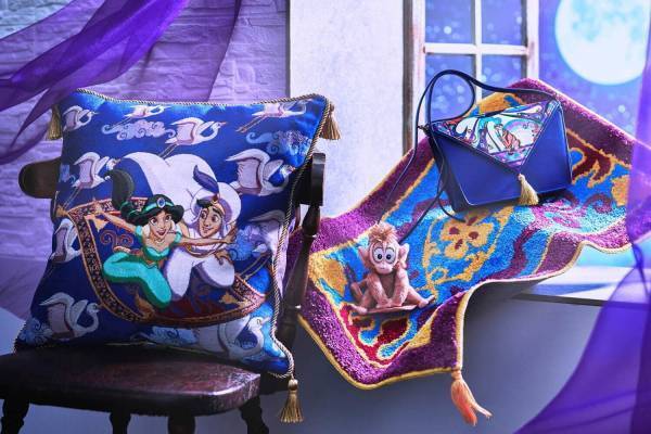 ディズニーストア『アラジン』30周年記念アイテム、魔法のじゅうたんラグやランプ型アロマディフューザー