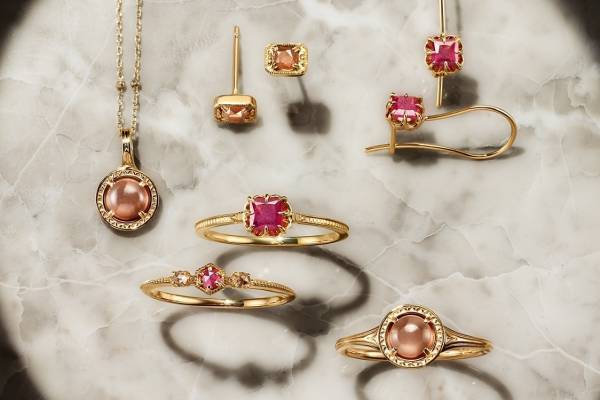 アガット22年冬アクセサリー、繊細にきらめくダイヤモンド＆ワインのような色彩のルビーリングなど