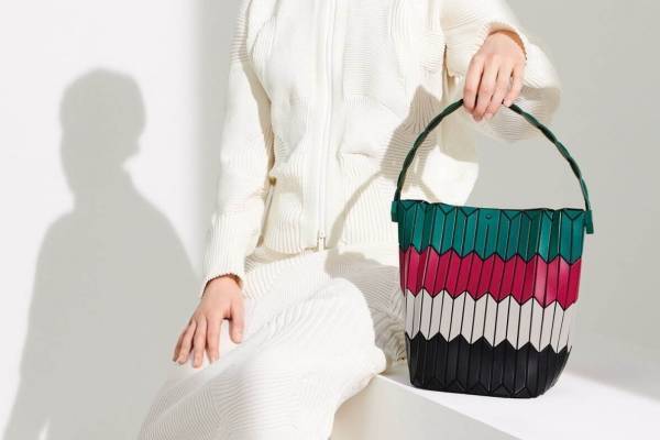 BAO BAO ISSEY MIYAKE新作“平行四辺形のピース”バケツ型バッグ、三角ピースの新色も
