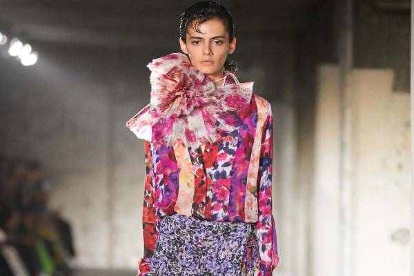 ドリス ヴァン ノッテン 2023年春夏ウィメンズコレクション、服をまとう感覚的な“喜び”