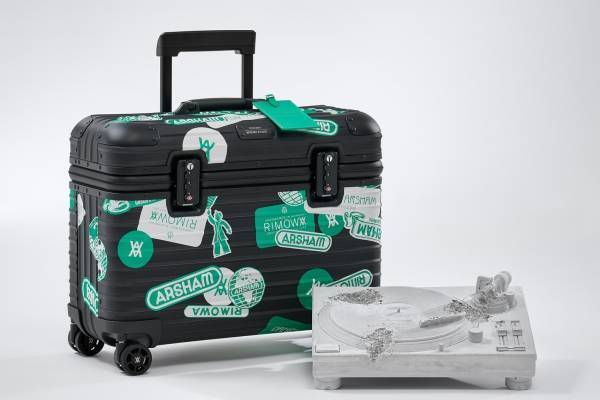 リモワ×ダニエル・アーシャムの限定スーツケース、ターンテーブルの彫刻入り「パイロット ケース」