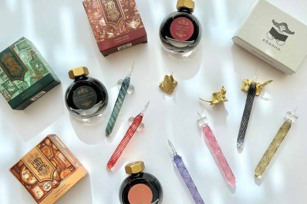 銀座 蔦屋書店「煌めきのペンフェア」動物モチーフのペンレストや、水のように透明なガラスペン