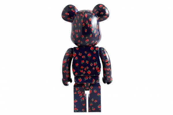 ミュベール×ベアブリック“イチゴ”モチーフのコラボフィギュア、胸元に筆記体ロゴをデザイン