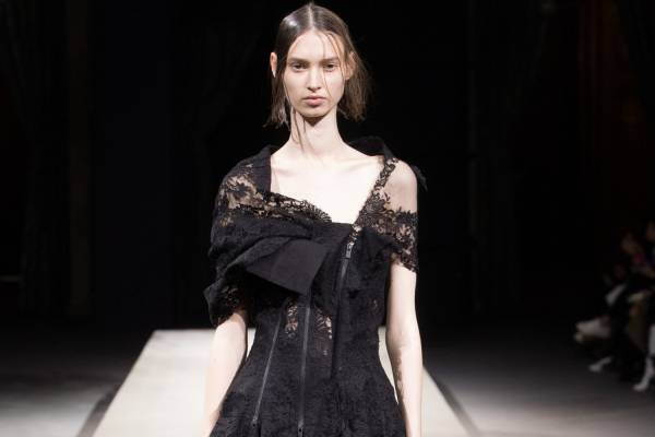 ヨウジヤマモト 2023年春夏ウィメンズコレクション - 造形と躍動が描く、絢爛な黒