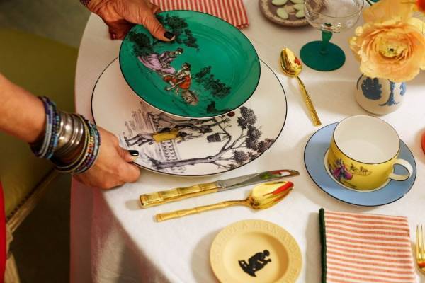 ウェッジウッド「シーラ・ブリッジス」フランス伝統の“平織物”着想デザインのプレートやマグカップなど