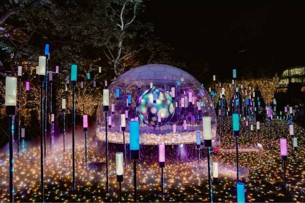 東京ミッドタウンで光と音楽が彩るクリスマスイルミネーション、都内最大級の屋外スケートリンクも