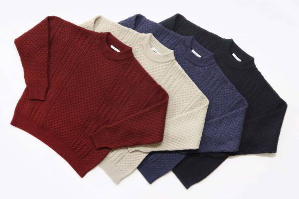 ヤシキ“冬の景色”をイメージしたクルーネックニット、複数の編み地で雪雲や雪景色を表現