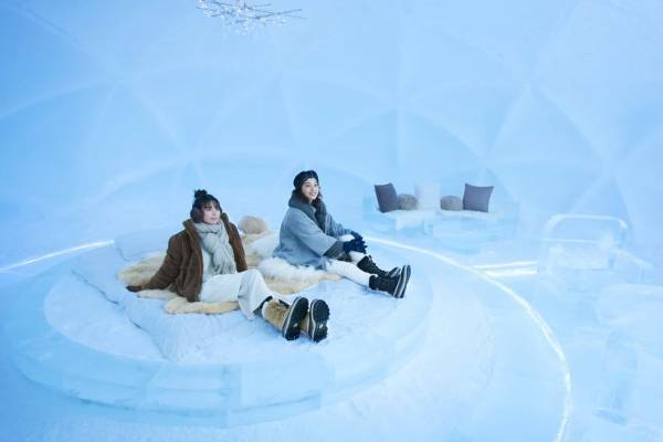 星野リゾート トマム“氷の街”「アイスヴィレッジ」氷のコンビ二や瞬間冷凍カクテル、氷のホテルも