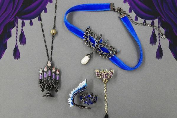 アナ スイ「マスカレード」モチーフのアクセサリー、“燭台”ネックレス＆“仮面”チョーカー
