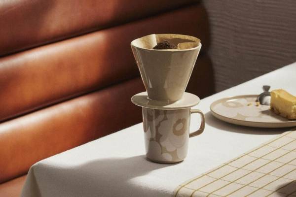 マリメッコ新作インテリア、“ウニッコ”柄キャンドル＆“煉瓦”レリーフのコーヒードリッパー