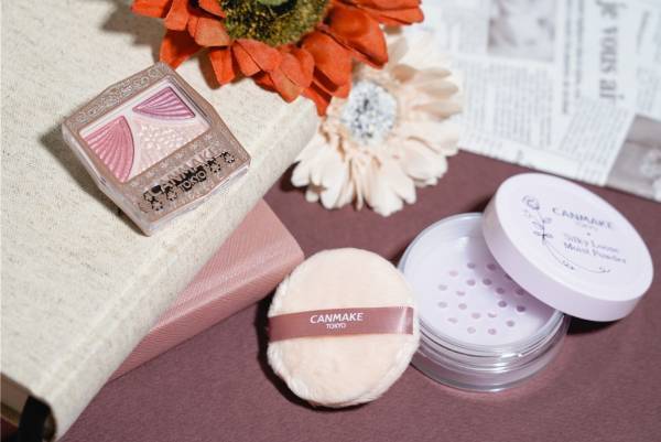 キャンメイク22年冬コスメ、濡れツヤ3色アイシャドウ「ジューシーピュアアイズ」に新色コーラルピンク