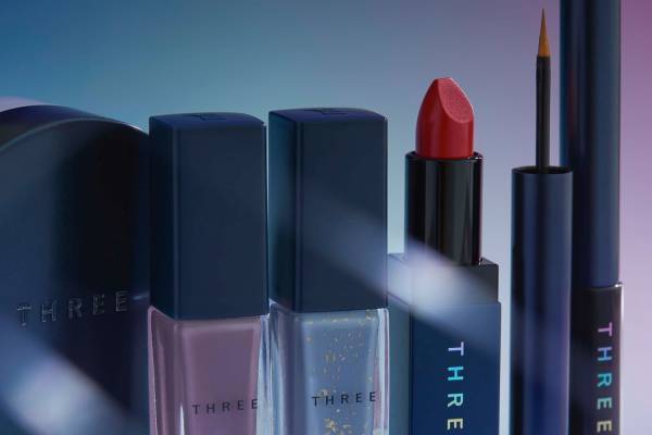 THREE22年クリスマスコスメ、“パール揺らめく”リキッドアイカラー＆ピンクのルースパウダー