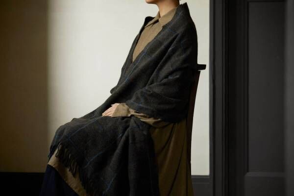 アトリエシムラ×ホリノウチマヨ「冬のストール展」“鮮やかな絹糸”ストールを展示販売