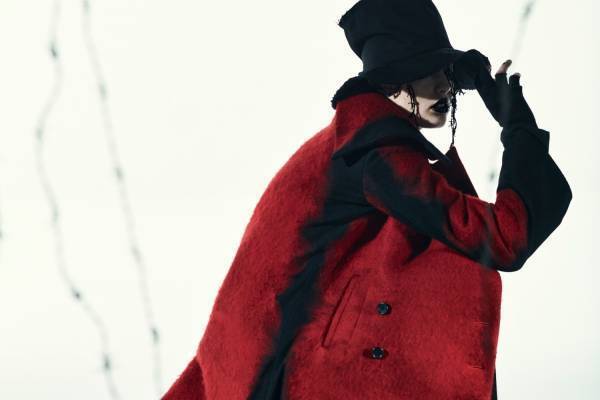 リミ フゥ新作アウター、“赤と黒”が入り交じるウールロングコート＆ショートトレンチコートなど