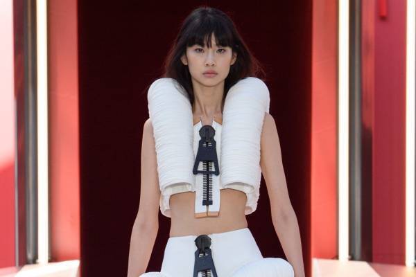 ルイ・ヴィトン 2023年春夏ウィメンズコレクション - 細部に光を当て、全体と本質を再考する