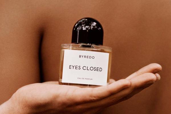 バイレード新作香水「アイズクローズド」シナモン＆ジンジャー引き立つ甘く温かな香り