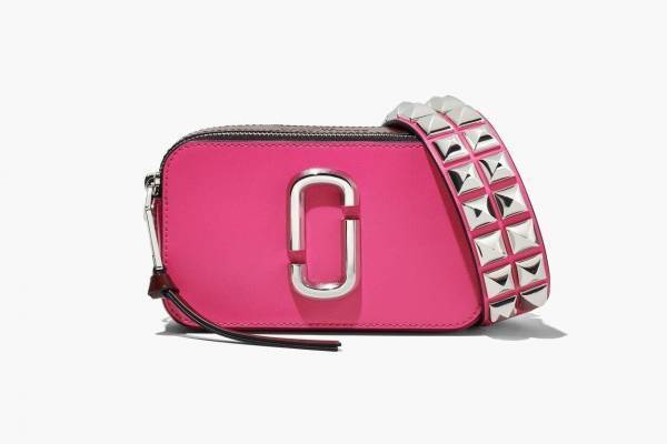 マーク ジェイコブス「J マーク」ロゴが輝く新作バッグ、クールな”スタッズ”ストラップ