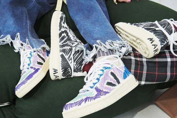 ヴェジャ×マルニ“落書き”風ペイントのスニーカー、ハイカット＆ローカットで