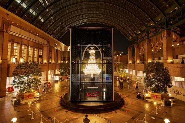 恵比寿ガーデンプレイス×バカラのイルミネーション、世界最大級のシャンデリアが広場に出現