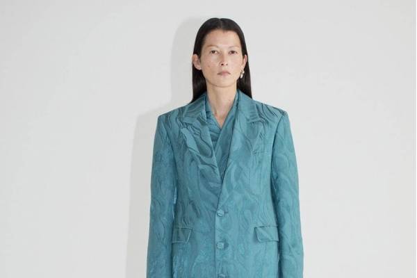 カナコ サカイ“波打ち際の感覚”を表現したジャカードウェア、洗練されたロングコートやダブルジャケット