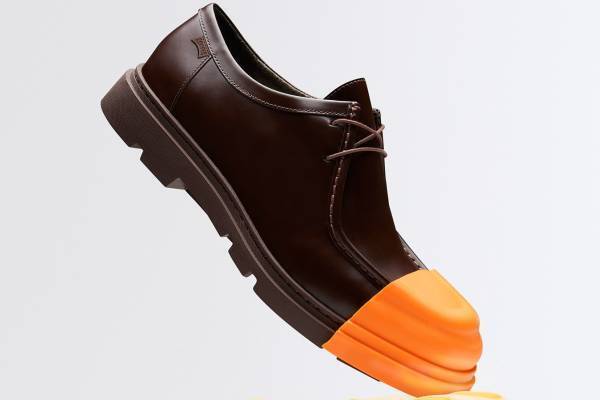 カンペール新レザーシューズ「ジャンクション」鮮やかラバーキャップ付きモカシン