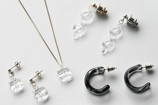 ガラスメーカー「ハリオ」直営カフェが軽井沢安東美術館内に、限定ガラスアクセサリーも販売