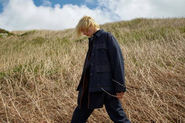 ロロ・ピアーナ、カシミヤ×コットンのデニム素材を使ったウィメンズジャケット＆パンツ