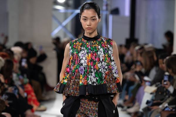 sacai 2023年春夏ウィメンズコレクション - 強さと自由の象徴、躍動する“プリーツ”