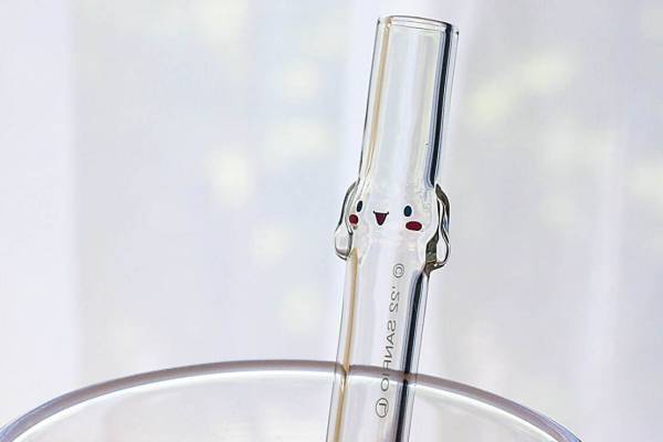 ドリンクを飲むとサンリオ「シナモロール」が浮かび上がるガラスストロー、グッドグラスより