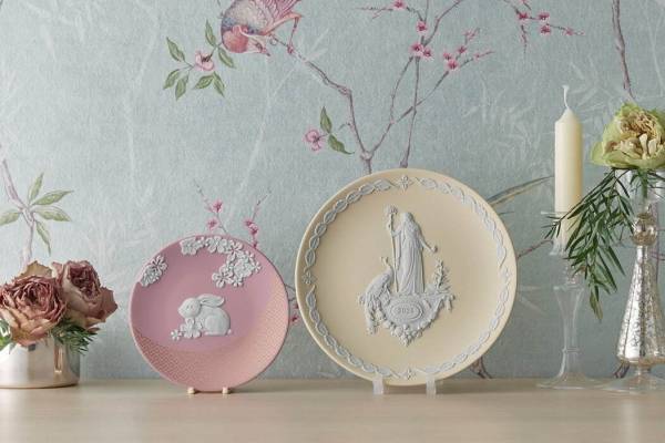 ウェッジウッド「ジャスパー」“23年干支ウサギ＆桜”モチーフのパステルピンクプレート