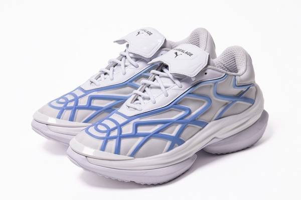 アンリアレイジ×プーマ、紫外線で色が変わるスニーカーや“球体”シルエットのコート&偏光ロゴTシャツ