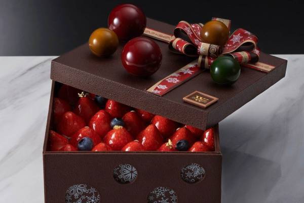ヴィタメールのクリスマス22年、“煌めく苺がぎっしり”チョコのプレゼントボックスケーキ