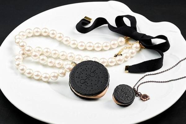 Q-pot.新作“ブラックココアビスケット”のアクセサリー、パール×リボンのネックレスなど