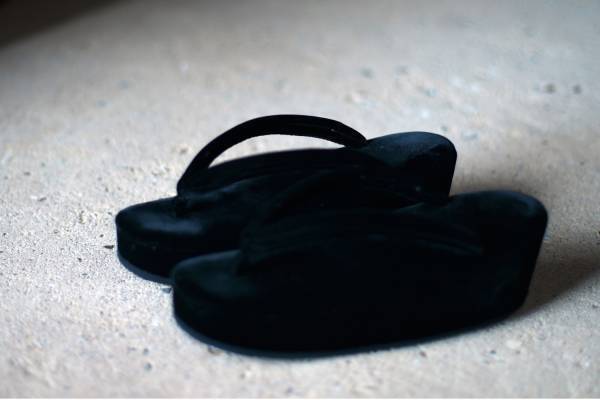 マメ クロゴウチ、苔をイメージしたベルベットの草履＆足袋 - 京都・履物関づかとコラボ