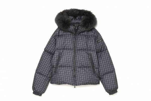 タトラス“ブランドロゴ”モチーフのモノグラムダウンジャケット、光沢ジャカード生地で