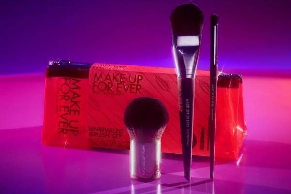 メイクアップフォーエバー22年クリスマスコスメ、アイコンブラシセットやフェイスパウダーなど