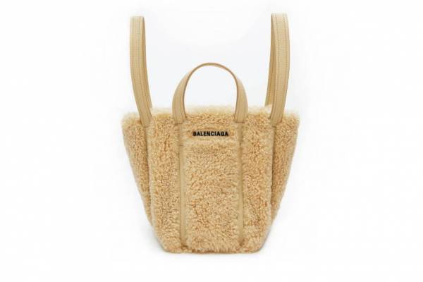 バレンシアガ新作バッグ、ふんわりフェイクシアリングの「エブリデイ」ショルダートート&新色も