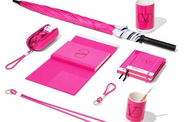 ヴァレンティノ「ピンクPP」“色見本”風デザインの文具＆雑貨、ケース付き折り畳み傘も