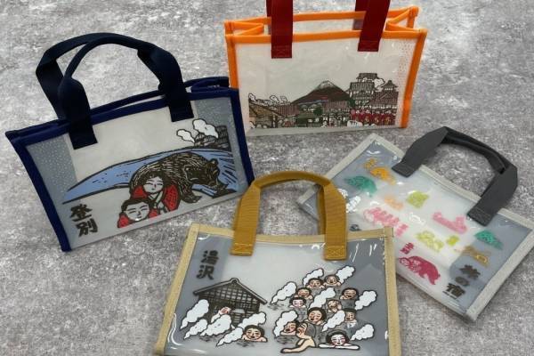 ニコアンド×入浴剤「旅の宿」コラボ雑貨、レトロ可愛い”版画”ビニールバッグ&ミニバスタオル