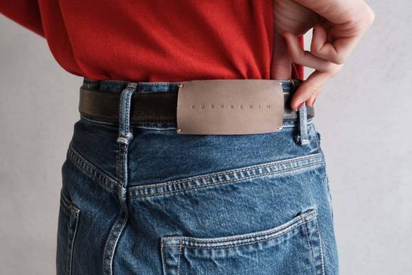 KUROのアンフォロー「フォル」別注デニムパンツ、ストレート×フレアのカッティングパターン