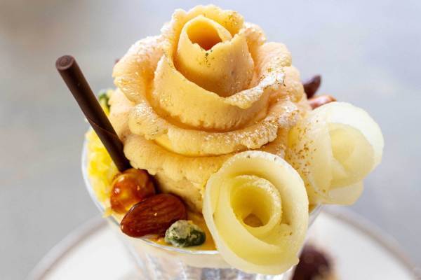 ウェスティンホテル大阪、大輪のバラが咲く「モンブランと洋梨のローズパフェ」