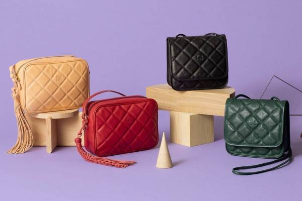 イル ビゾンテ”キルティング”の新作クロスボディバッグ、自然な風合いのバケッタレザー