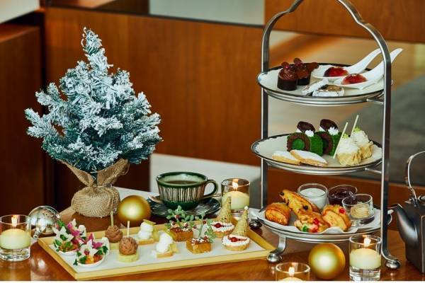 アンダーズ 東京22年クリスマスアフタヌーンティー、“赤鼻トナカイ”のチョコムースなど