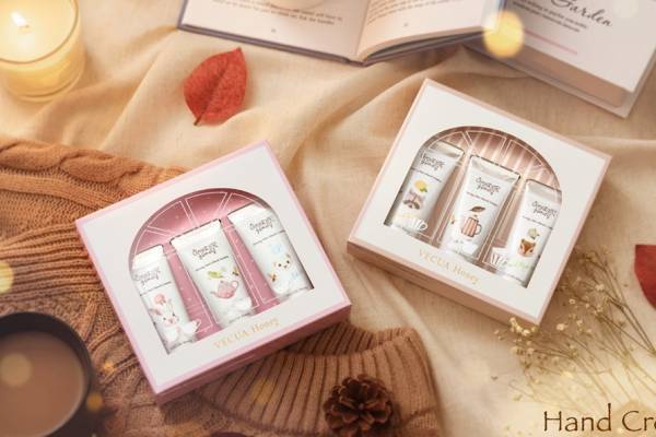 ベキュアハニー22年クリスマスコフレ、"紅茶の香り”の潤うハンドクリームセット